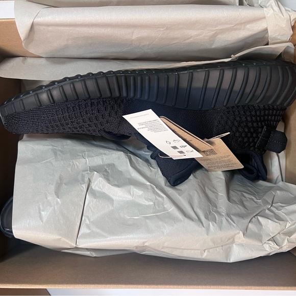 Yeezy 350 V2 Onyx (NEW) - Picture 3 of 5